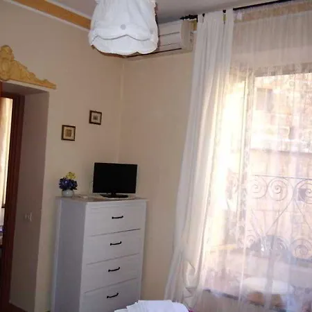 Il Grillo Ai Fori Romani *